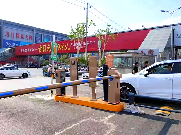 某服裝大廈停車場(chǎng)采用 “安快” 車牌識(shí)別系統(tǒng)