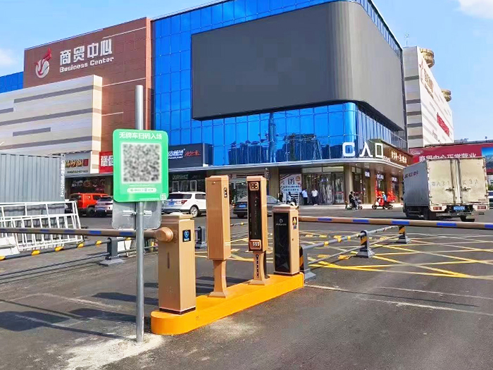 某商貿(mào)中心停車場采用 “安快” 一進(jìn)一出直桿款道閘