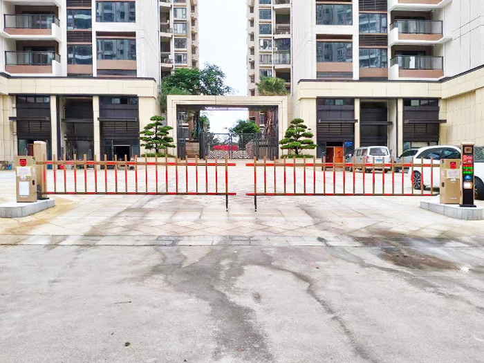 某小區(qū)停車場采用 “安快” 一進一出對開柵欄款道閘