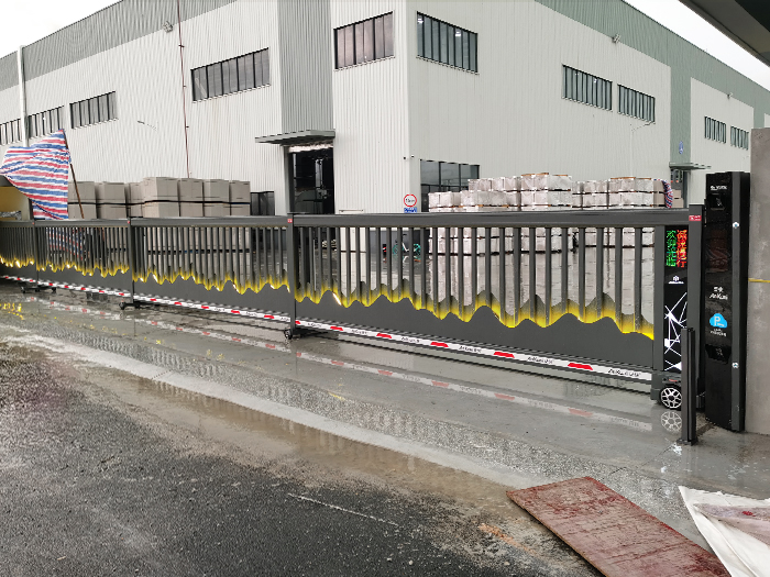 某物流園區(qū)采用 “安快” 山峰款段滑門(mén)