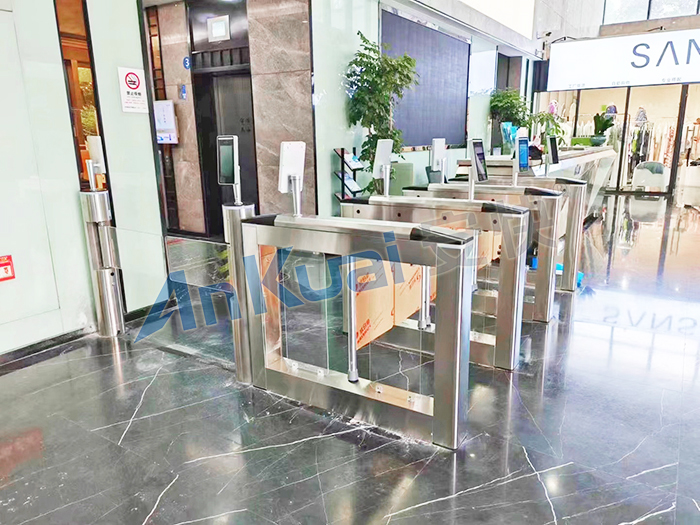 某大廈采用 “安快” 人行通道擺閘【搭配人臉識別】案例