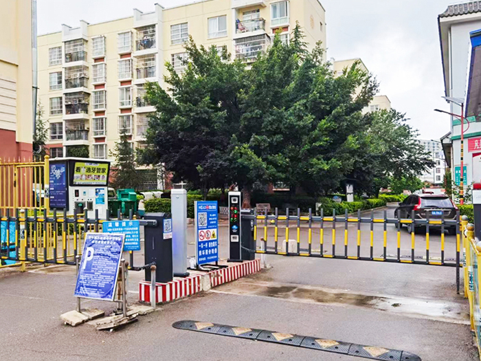 某小區(qū)采用 “安快” 一進(jìn)一出車牌識(shí)別系統(tǒng)現(xiàn)場效果圖