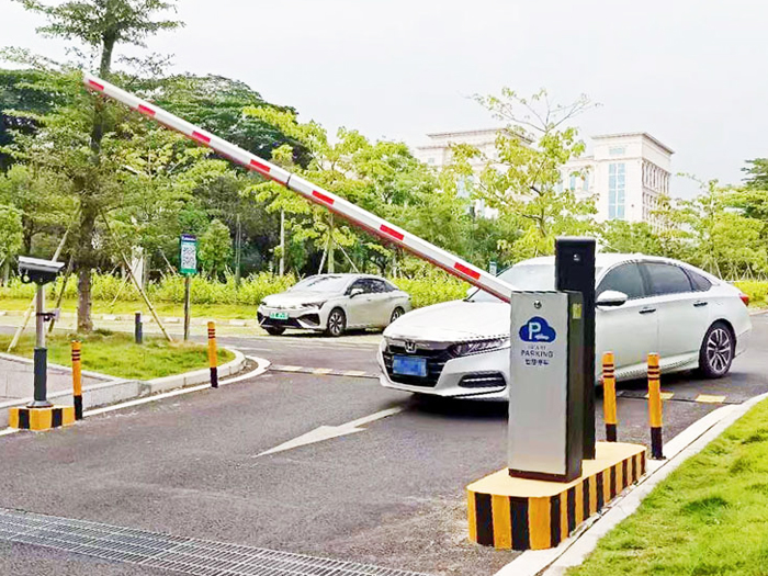 某戶外停車場采用 “安快” 一進(jìn)一出車牌識(shí)別系統(tǒng)現(xiàn)場效果圖