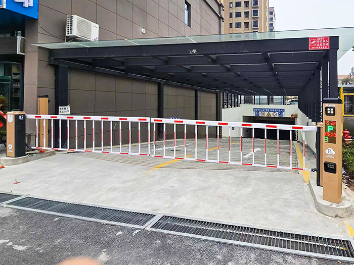 某小區(qū)地下停車場(chǎng)采用 “安快” 一進(jìn)一出柵欄道閘現(xiàn)場(chǎng)案例圖
